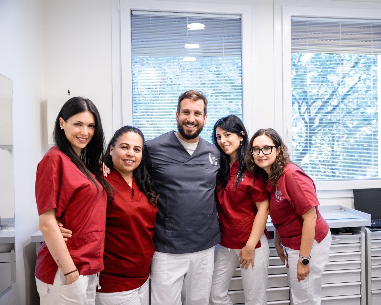 Il Dott. Luca Lolli con lo staff dello Studio Dentistico Lolli a Bagnacavallo