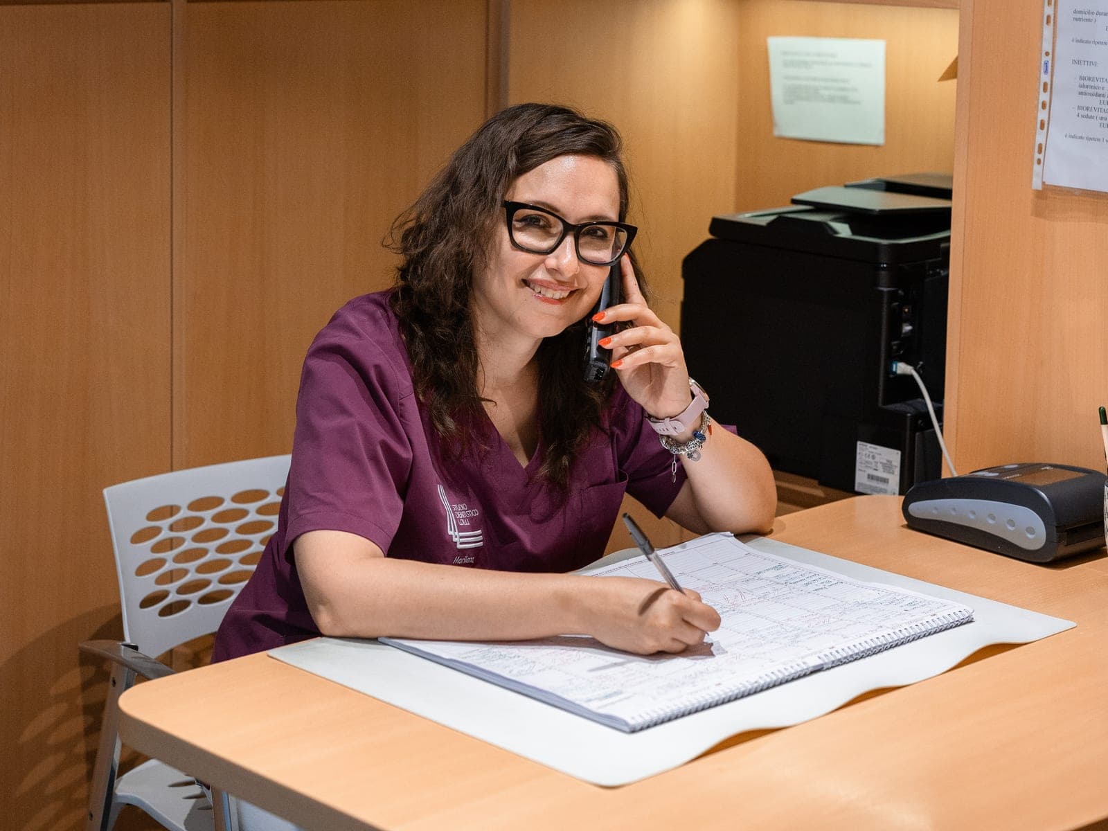 Marilena della segreteria al telefono