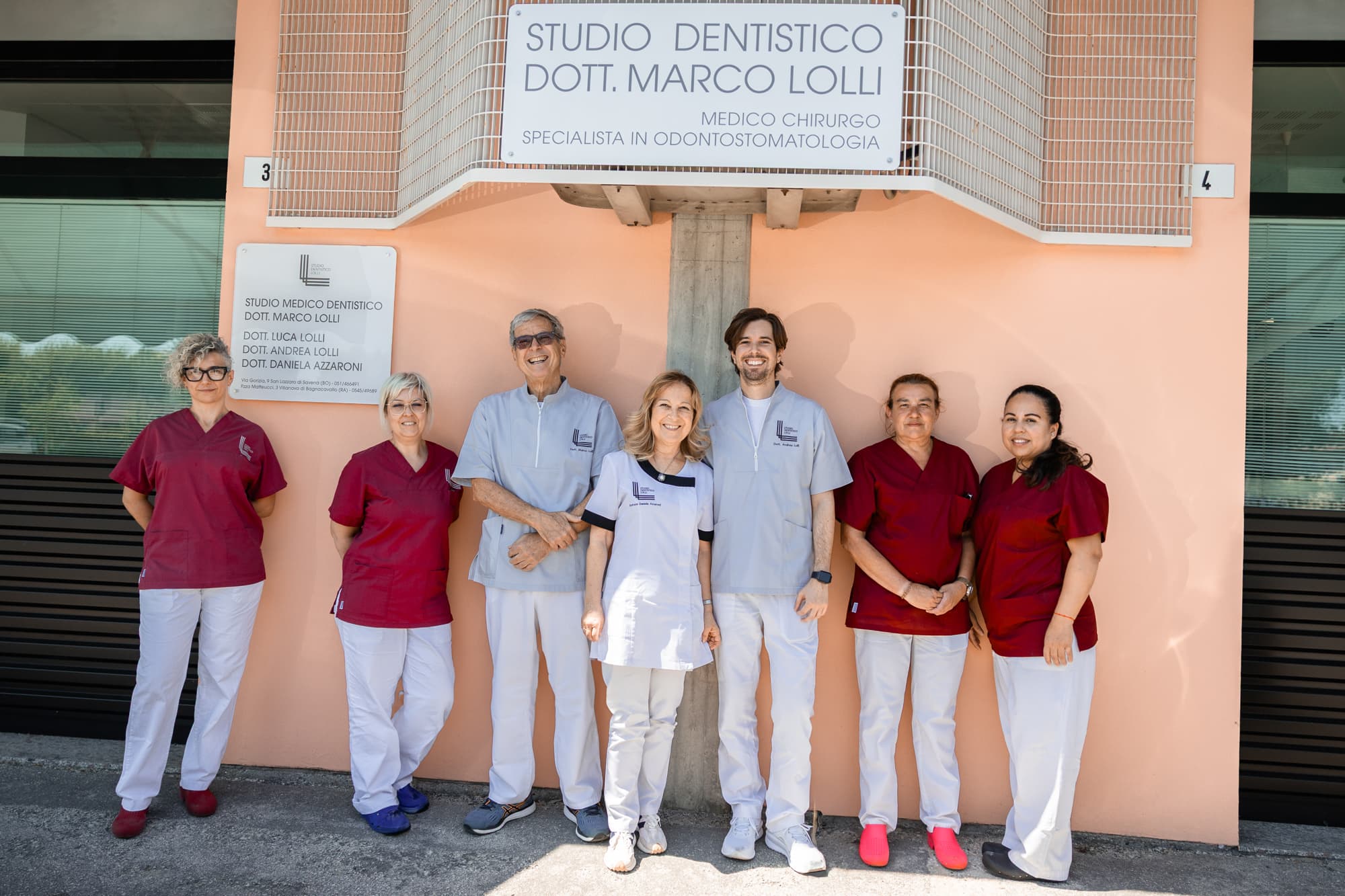 Il team dello Studio Dentistico Lolli all'esterno della sede di Bagnacavallo