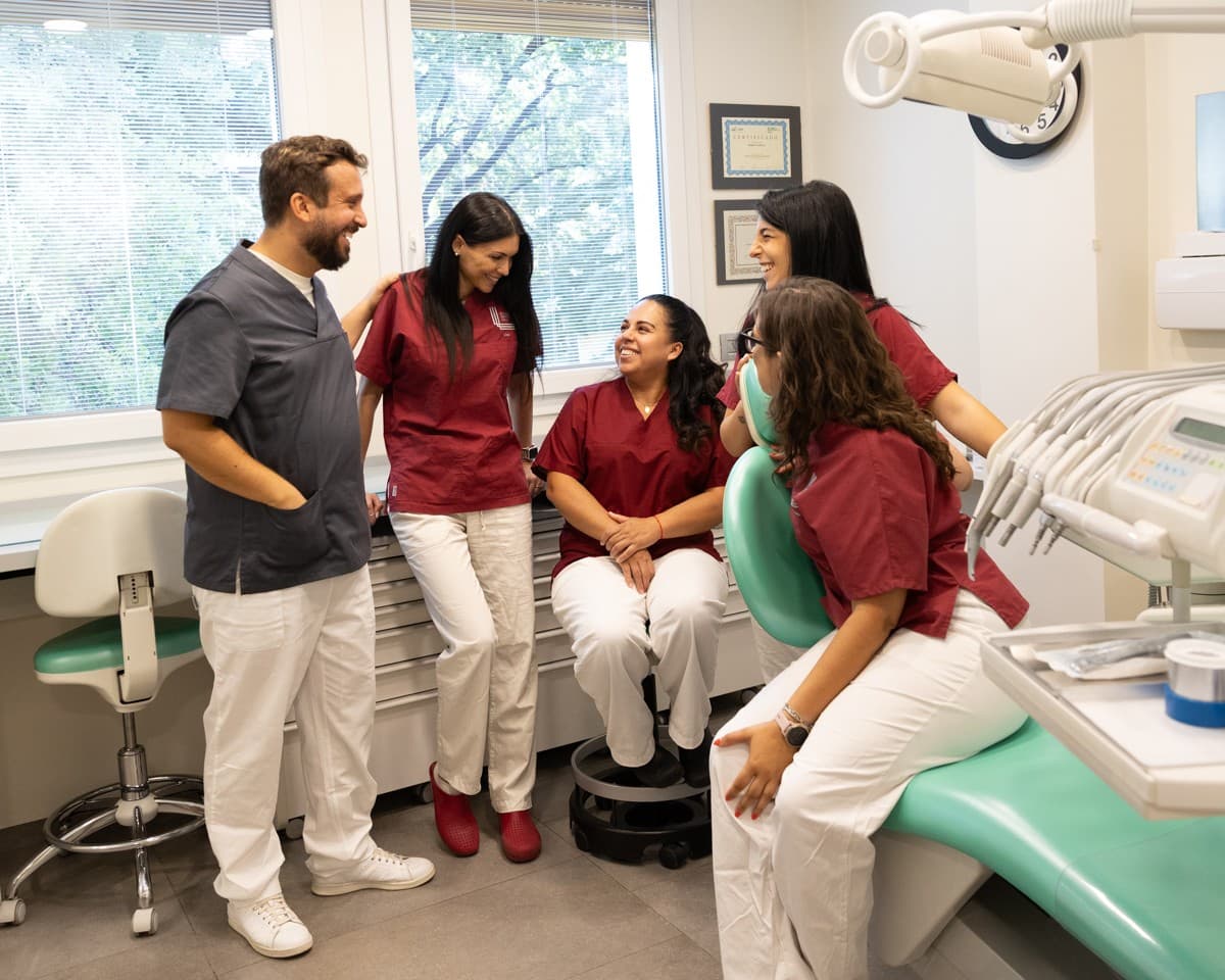 Il Dott. Luca Lolli con lo staff dello Studio Dentistico Lolli a Bagnacavallo